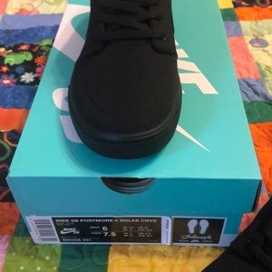 Black canvas Nike’s men’s size 6-women’s size 7.5